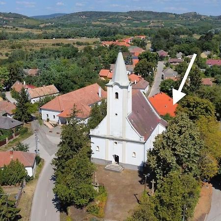 Parokia Apartman Es Coworking A Balaton Mellett Kaptalantoti Esterno foto