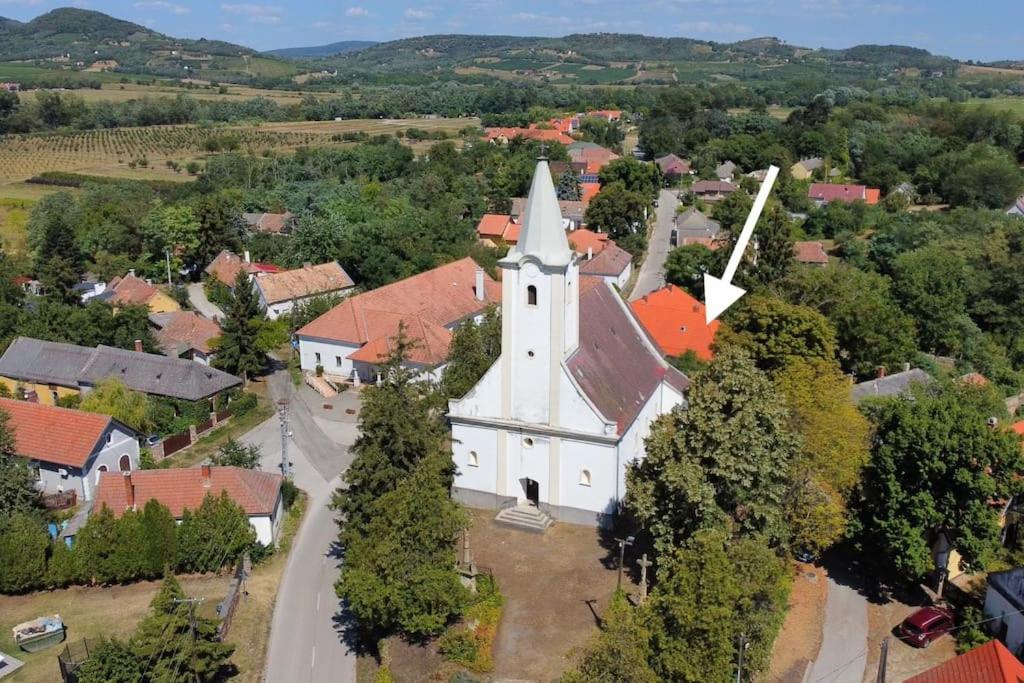Parokia Apartman Es Coworking A Balaton Mellett Kaptalantoti Esterno foto