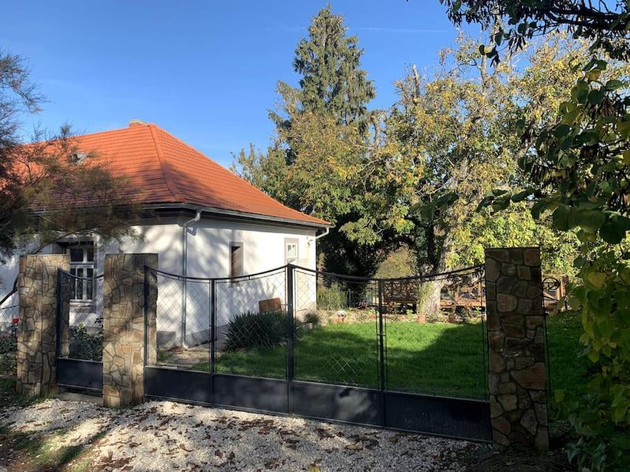 Parokia Apartman Es Coworking A Balaton Mellett Kaptalantoti Esterno foto