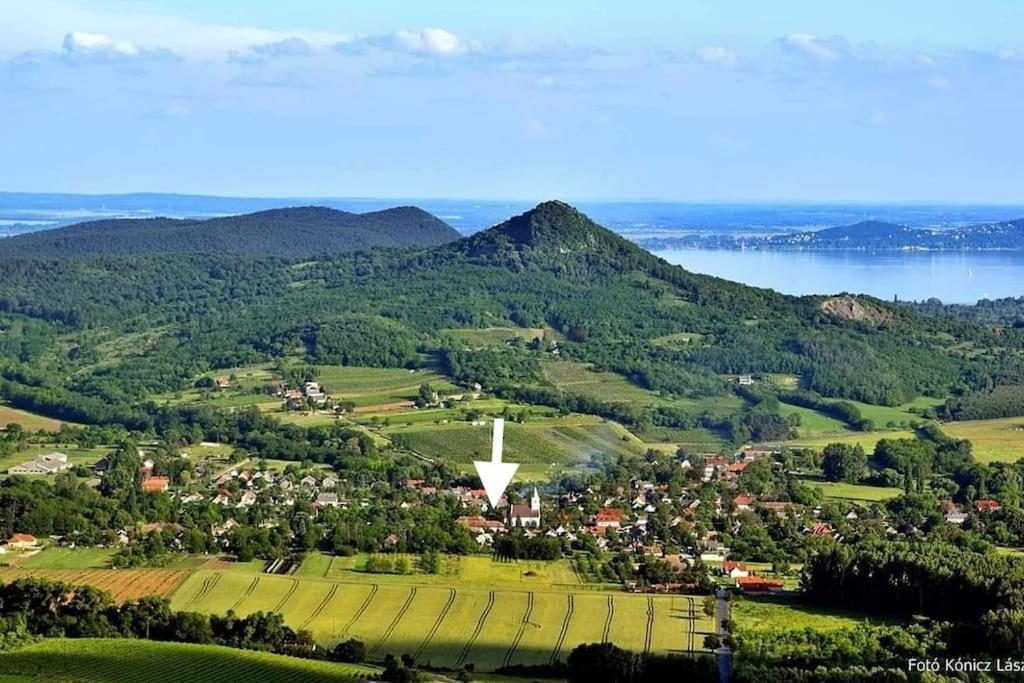 Parokia Apartman Es Coworking A Balaton Mellett Kaptalantoti Esterno foto